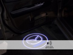 Проекция на двери с эмблемой Mazda
